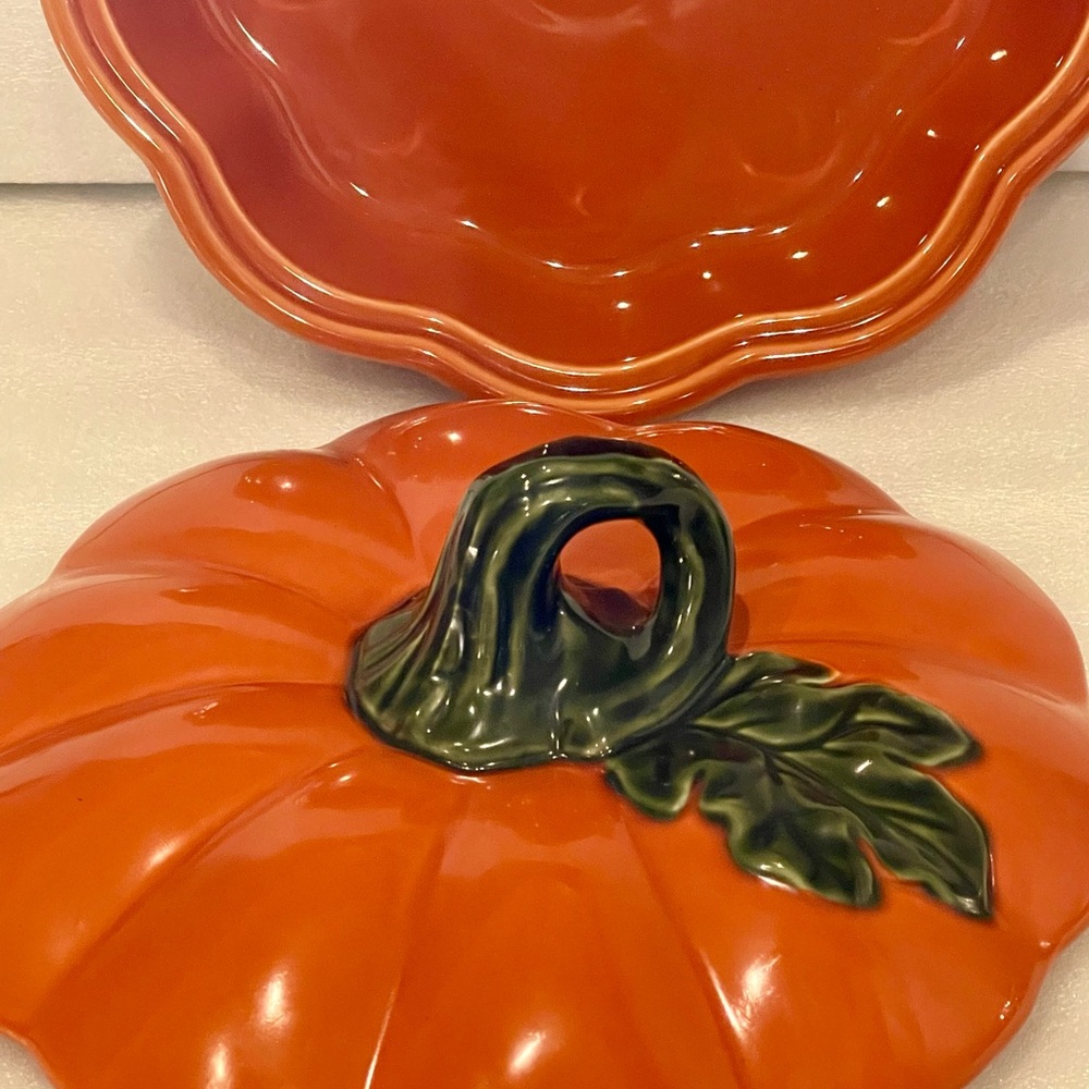 Bake Dish Celebrate It Pumpkin Dish w/Cover Oven, Dishwasher, Microwave Safe - Picture 5 of 7